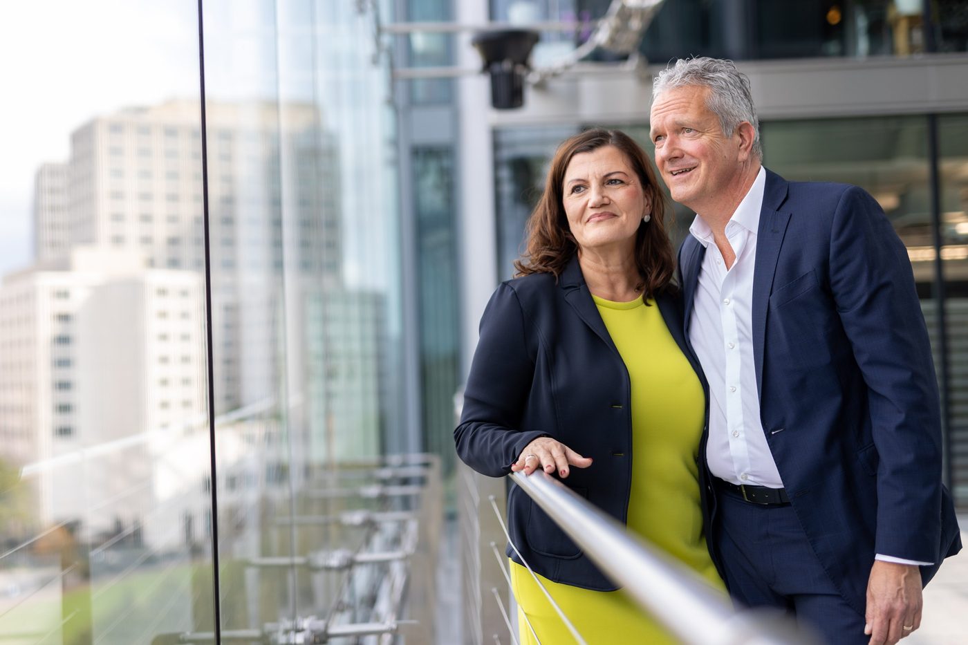 Andrea und Thomas Meisner, Gründer von Meisner Consulting, auf einer Dachterrasse in Berlin